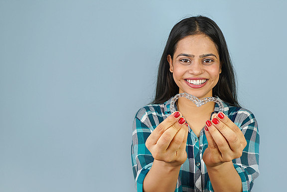 Herausnehmbare komfortable transparente Zahnschienen zur Korrektur von Zahnfehlstellungen in Essen  